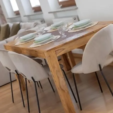 Kaza Guesthouse, Centrally Located 2 & 3 Bedroom In Apartmán *
