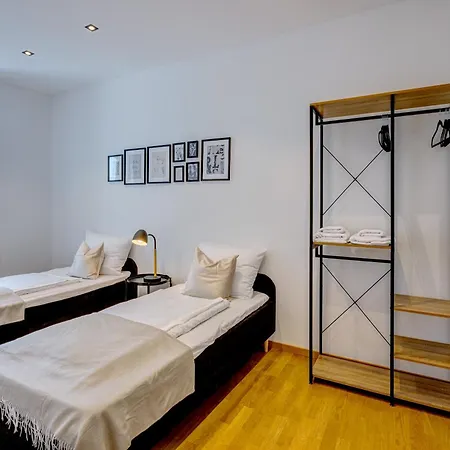 Kaza Guesthouse, Centrally Located 2 & 3 Bedroom In Apartmán