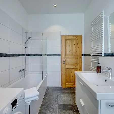 Apartmán Kaza Guesthouse, Centrally Located 2 & 3 Bedroom In Augsburg