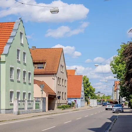 Kaza Guesthouse, Centrally Located 2 & 3 Bedroom In Lägenhet *