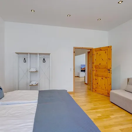 Kaza Guesthouse, Centrally Located 2 & 3 Bedroom In Lägenhet *