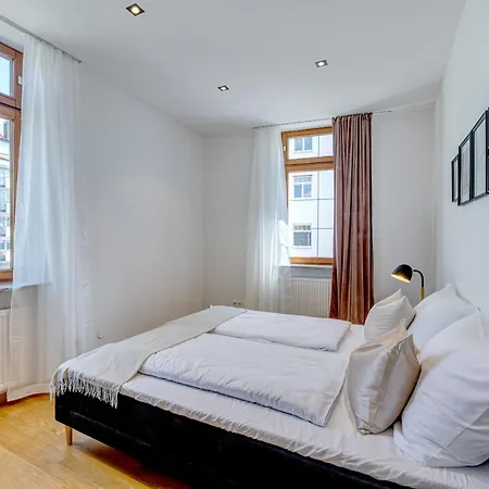 Kaza Guesthouse, Centrally Located 2 & 3 Bedroom In Lägenhet *