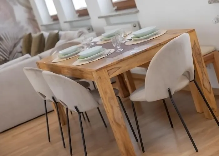 Kaza Guesthouse, Centrally Located 2 & 3 Bedroom In Lägenhet *