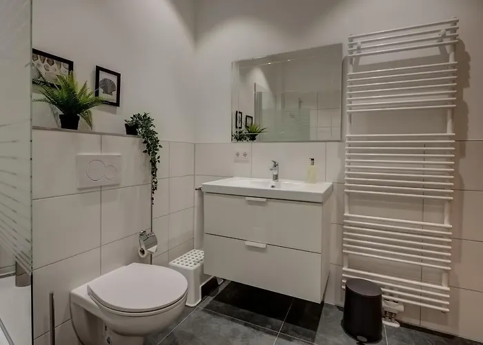 Kaza Guesthouse, Centrally Located 2 & 3 Bedroom In