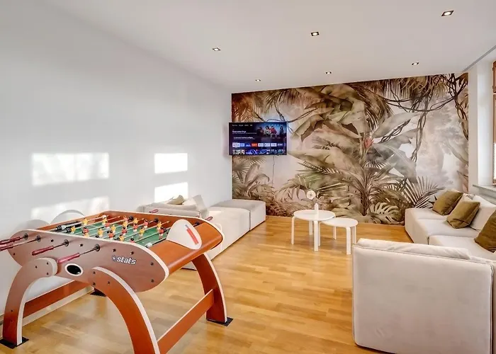 Kaza Guesthouse, Centrally Located 2 & 3 Bedroom In Lägenhet *