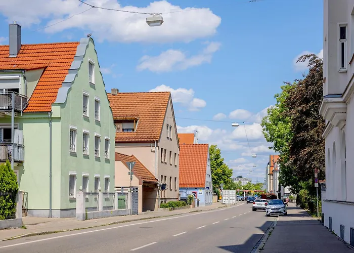 Kaza Guesthouse, Centrally Located 2 & 3 Bedroom In Lägenhet *