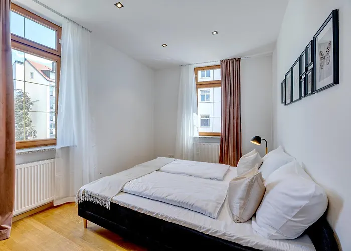 Kaza Guesthouse, Centrally Located 2 & 3 Bedroom In Lägenhet *