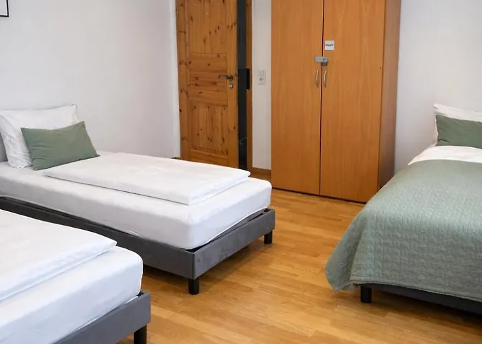 Kaza Guesthouse, Centrally Located 2 & 3 Bedroom In Lägenhet