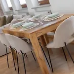 Kaza Guesthouse, Centrally Located 2 & 3 Bedroom In 公寓 *