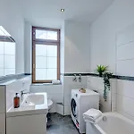 Kaza Guesthouse, Centrally Located 2 & 3 Bedroom In 奥格斯堡