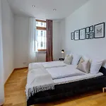 Kaza Guesthouse, Centrally Located 2 & 3 Bedroom In * 奥格斯堡