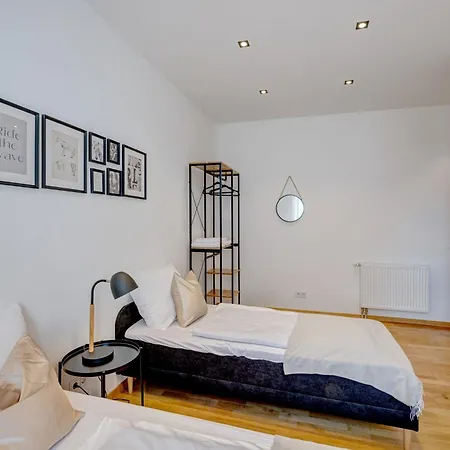 Kaza Guesthouse, Centrally Located 2 & 3 Bedroom In Lejlighed Augsburg