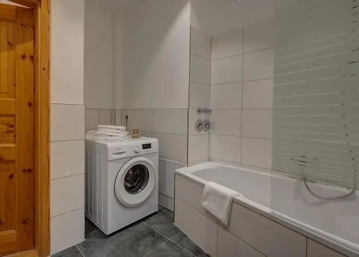 Kaza Guesthouse, Centrally Located 2 & 3 Bedroom In Apartment