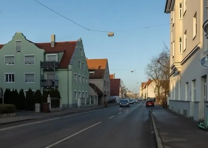 Kaza Guesthouse, Centrally Located 2 & 3 Bedroom In *