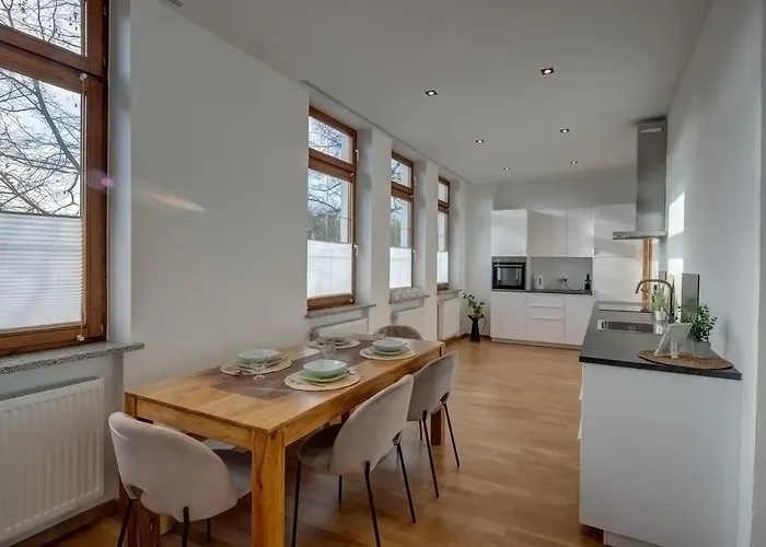 Kaza Guesthouse, Centrally Located 2 & 3 Bedroom In