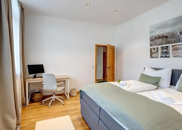 Kaza Guesthouse, Centrally Located 2 & 3 Bedroom In