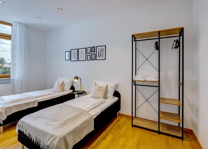 Kaza Guesthouse, Centrally Located 2 & 3 Bedroom In Apartment