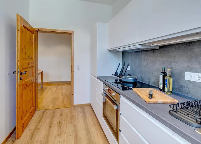 Kaza Guesthouse, Centrally Located 2 & 3 Bedroom In Apartment *