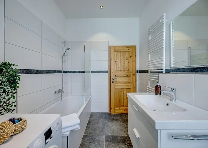 Apartment Kaza Guesthouse, Centrally Located 2 & 3 Bedroom In Augsburg