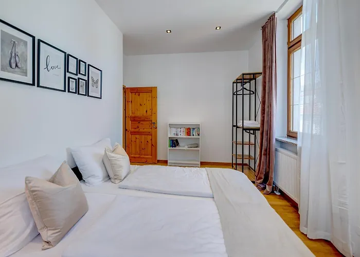 Kaza Guesthouse, Centrally Located 2 & 3 Bedroom In Augsburg