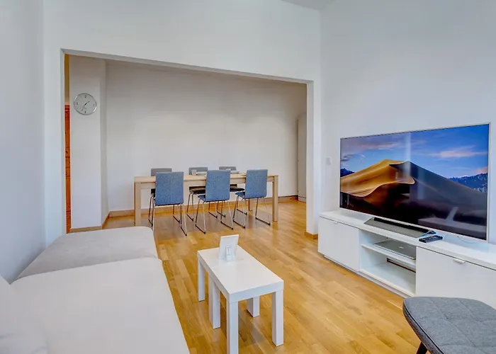 Kaza Guesthouse, Centrally Located 2 & 3 Bedroom In Apartment *